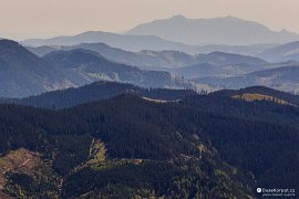 Daleký výhled na další nádherné vápencové pohoří Ceahlău (2018)