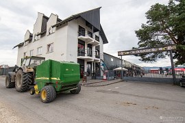 Stejný patník Csíki Sör Manufaktúra (drobný, uprostřed), avšak s údajem 764 km stojí v Budapešti u podnikové prodejny (GPS 47.5119822N, 19.0300714E). (2024)