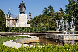 Vasile Lucaciu, mohutná socha rumunského kněze, místního rodáka a bojovníka za rumunská práva v tehdejší uherské Transylvánii (2025)