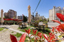 Posezení mezi nevzhlednými paneláky a silnicí, milovníkovi starého Rumunska přesto imponující (2025)