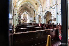 Interiér kostela Kalvárie, schovaného v boční části centra (2025)