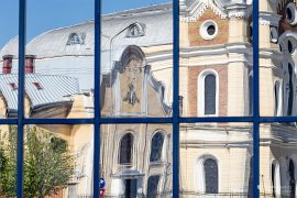 Synagogy, symbolicky pokroucené v odrazu minulosti (2025)