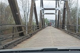 Na konci jsou vidět kovové segmenty historického mostu (2025)