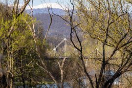 V pozadí se tyčí zasněžený Svidovec (2025)