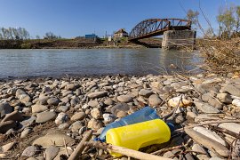 Sice odpad, ale svým barevným aranžmá upozorňuje na druhý břeh, kam se v těchto místech legálně nedá dostat (2025)