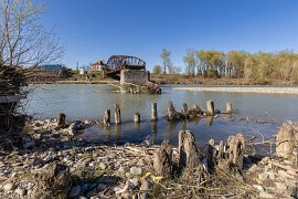 Torzo mostu do Ťačiva, připomínající bouřlivou minulost i nelehkou současnost (2025)