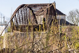 Vstup na torzo mostu z ukrajinské strany střeží vojáci (2025)