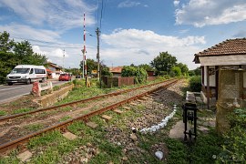 Mechanické závory na železničním přejezdu ve vsi Malu Vânăt (2024)