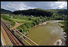 Krajina v okolí Vișeu de Jos - z vlaku při přejezdu přes řeku Vișeu