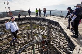 Adrenalinová trampolína vrcholu věže, pod níž je několik desítek metrů hluboká díra (2022)