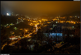Noční pohled na Štiavnicu od východu, vlevo bíle zářící Nový zámok