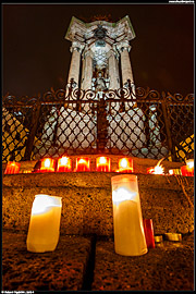 Morový sloup sv. Trojice (morový stĺp) se svíčkami během vzpomínek na 17. listopad