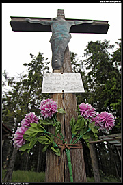 Kříž na vrcholu Smrekovice, na kříži je nápis "Na Božskú chválu a slávu dali postaviť tento sv. kríž drevorubači z Braniska roku 2004" (2011)