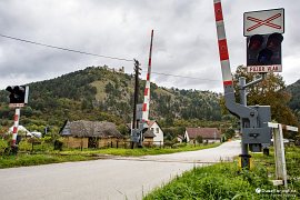 Železniční trať Nové Mesto nad Váhom - Veselí nad Moravou ve vsi Višňové a nad ní Čachtický hrad (2014)
