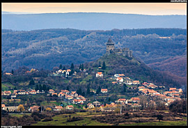 Pohled na obec Somoskő a hrad Šomoška z hradu Salgó (Šalgó)