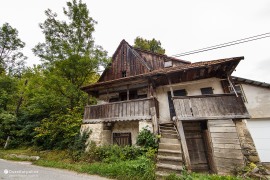 Krásná historická usedlost v Beňově Lehotě, bohužel v rozpadu (2022)