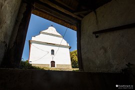 Evangelický kostel průhledem z krytého schodiště (2020)