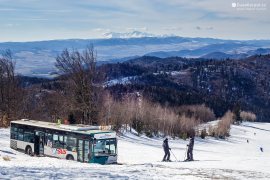 Občerstvovací autobus ve vrcholové části lyžařského střediska na Lysé (2023)