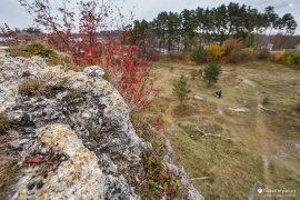 Na skalní hraně mohutné travertinové kopy (2022)