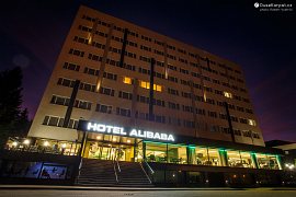 Hotel Alibaba v noci (2017)