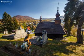 Dřevěný kostel, vlevo hora Holica (2017)