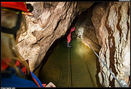 Krásnohorská jeskyně (jaskyňa) - přechod jezera pomocí soustavy kovových lan