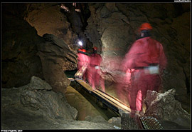 Průchod Krásnohorskou jeskyní