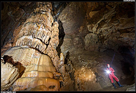 Krásnohorská jeskyně (jaskyňa) - Síň obrů (Sieň obrov) a Krápník rožňavských jeskyňářů (Kvapeľ rožňavských jaskyniarov)