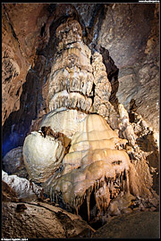 Krásnohorská jaskyňa - Krápník rožňavských jeskyňářů (Kvapeľ rožňavských jaskyniarov), největší známý krápník ve střední Evropě