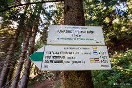 Turistický rozcestník na konci významové odbočky u památníku obětem laviny (2022)