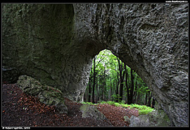 Průchozí jeskyně Vrátnica na hřbítku mezi Lačnovským kaňonem a Kopytovskou dolinou (2011)