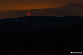 Noční pohled na Martinské hole a svítící vysílač na Krížavě (2021)