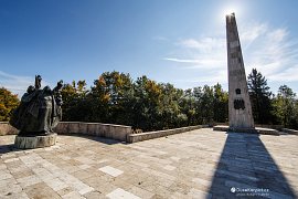 Monumentální památník 1. československé armády na vrcholu Polom připomínající krvavé boje Malofatranské operace v dubnu 1945 (2021)