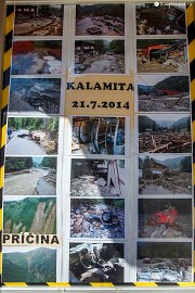 Informační tabule s fotografiemi z povodně a kamenné laviny ve Vrátné dolině v roce 2014, vyvěšeno na chatě Vrátna (2016)