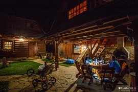 Chata u sváka Jana v osadě Marunovci - příjemné večerní posezení (2016)