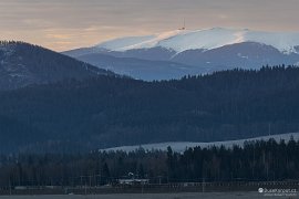 První paprsky slunce ozařují vysílač na Králově holi (2025)