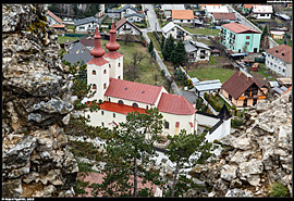 Opevněný kostel v obci Divín při pohledu z hradu
