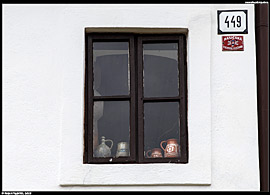 Vesnička Divín a stylové okno jednoho z místních domů