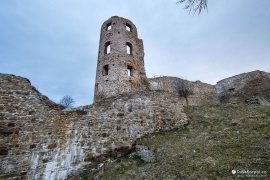 Výrazná věž hradu Plaveč (2023)