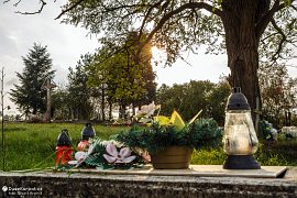 Prievrana - opuštěný hřbitov (cintorín) daleko od civilizace, obzvláště smutně působí náhrobní kámen malé holčičky Eleny Melicherové (2015)