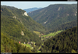 Hluboce zaříznutý kaňon Poráčské doliny od horního okraje Poráče