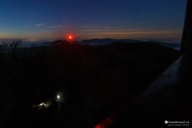 Silně červeně září světlo na sousedním vysílači na Marhátu, v dáli severní části Považského Inovce (Prielačina a Panská Javorina) (2022)