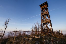 Rozhledna na kamenném vrcholku nad podzimní inverzí (2022)