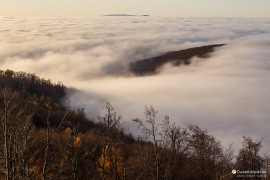 Ostrov v dáli je Velká Javořina a Jelenec v Bílých Karpatech (2022)