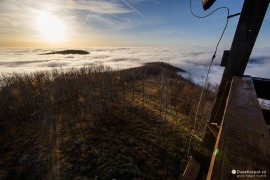 Vlevo nad inverzi vystupuje "ostrov" Prielačina (2022)