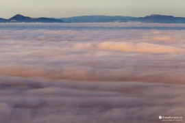 Pohled na Strážovské vrchy a Lúčanskou Malou Fatru, na okraji vlevo krasavec Strážov, vpravo Kľak, mezi nimi holnatá Veľká lúka (2022)