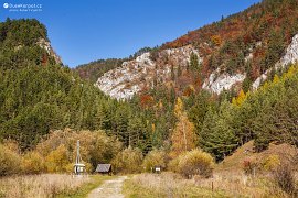 Vstup do Prosiecké doliny od vesnice Prosiek, vlevo skalnatý vrchol Hrádok, na němž byly nalezeny stopy osdílení z dob Velké Moravy (2019)