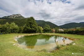 Jezírko je zasazené v nádherné fatranské přírodě, zde výhled na Šíp (2022)