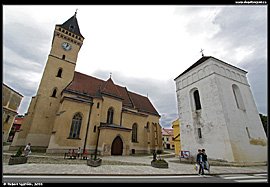 Gotický kostel sv. jana Křtitele naopak bohatším (2011)