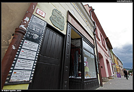 Replika krámku, v němž se natáčel film Obchod na korze, v roce 2011. Obchod byl později upraven do ještě věrnější podoby.